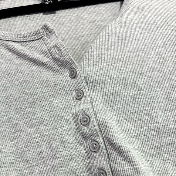 🟪Forever 21 grey button up long sleeve crop top - Picture 6 of 6